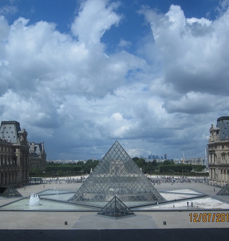 Au cœur du palais, le Pavillon de l'Horloge est un nouvel espace muséographique pour raconter l’histoire du Louvre. Le pavillon de l'Horloge, nouvel espace inauguré le 5 juillet 2016, a pour objectif de raconter aux visiteurs ce qu'est le Louvre et son histoire depuis le Moyen Age, la richesse et la variété de ses collections et actuellement l’un des plus grands musées du monde. Le parcours commence dans le Louvre médiéval, en sous-sol, le long des fossés qui longent les tours du château fort de Philippe Auguste (1180-1223). Il se déploie sur trois niveaux, dans quatre espaces (dotés chacun d’une grande maquette animée) : - l'architecture du Louvre, - les vies et fonctions abritées par le palais et le jardin des Tuileries, - la richesse et à l'histoire des collections - l'actualité du musée. Des dispositifs – films en 3D, maquettes, cartels, brochures numériques, dispositifs tactiles pour aider le public en situation de handicap visuel – permettent de suivre le parcours à son rythme. Mêmes horaires et billet que le musée (Tous les jours, sauf le mardi, de 9 h à 18 h, les mercredis et vendredis jusqu’à 22 h). En même temps, l’accueil du public sous la pyramide a été réaménagé : le bel espace situé juste en dessous a été dégagé en plaçant deux comptoirs d’information insonorisés et la billetterie dans les angles de côté.