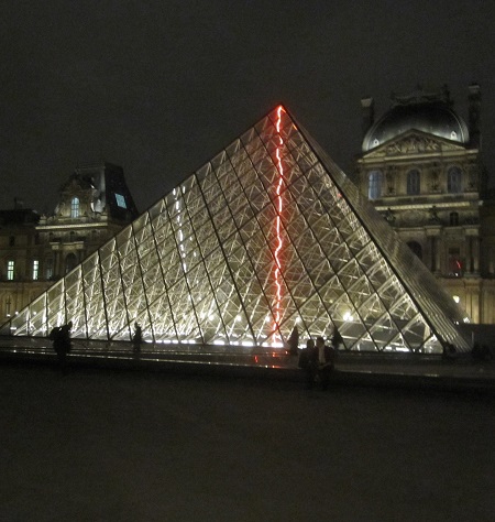 2018 12 06 IMG_0765 Louvre Pyramide Nocturne TLM