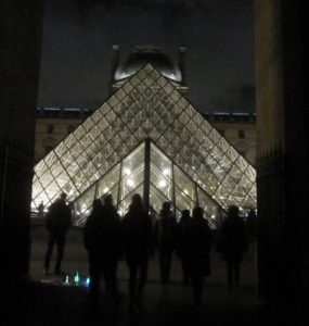 Louvre pyramide nocturne IMG_7649 TLM