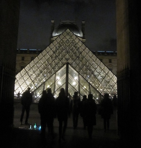 Louvre pyramide nocturne IMG_7649 TLM