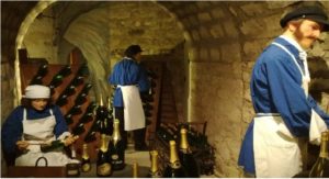 2018 Musée du vin TLM Scène représentant la mise en bouteille du champagne.