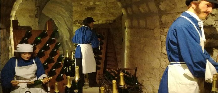 2018 Musée du vin TLM Scène représentant la mise en bouteille du champagne.