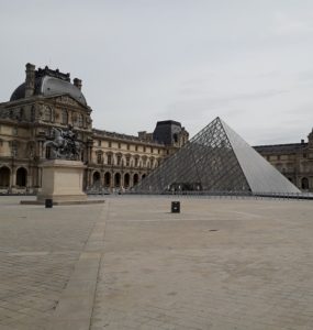 2020 05 11_ Louvre pyramide cour TLM